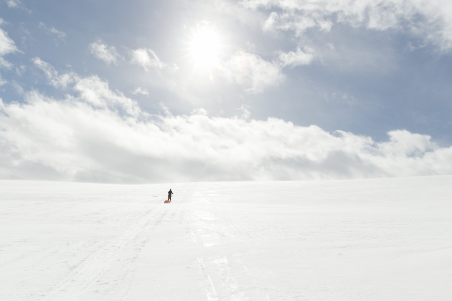 Climbing to Duolljehuhput Kilpisjärvi Halti hiihto hiihtovaellus vaellus talvi talvivaellus ahkio keväthanget