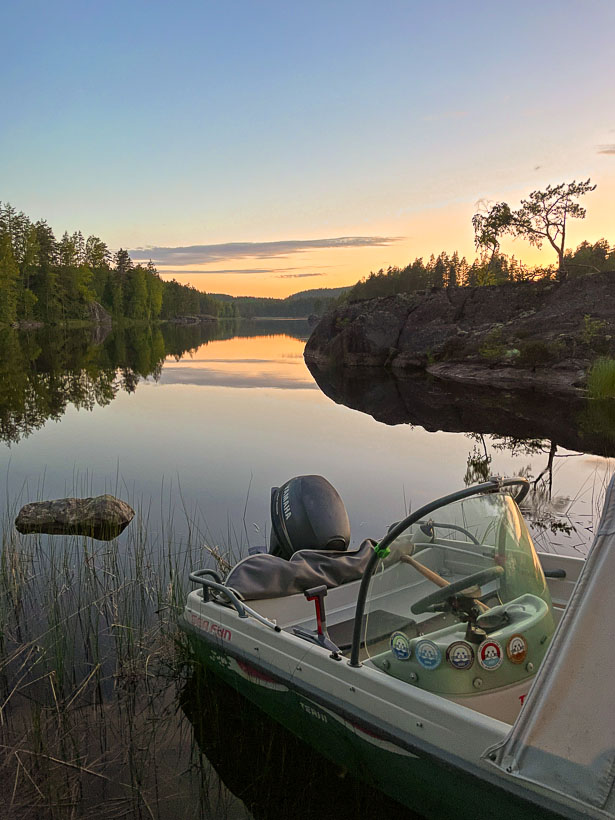 kesäilta tyyni järvi vene Boating on Lake Saimaa Finland veneily saimaalla Katosselkä, Puumala